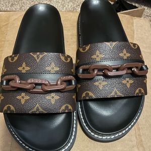 Brand new beautiful size 10 slides